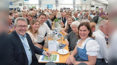 Beim sozialpolitischen Nachmittag des VdK: Robert Köster (Vorsitzender des VdK-Ortsverbands Hadern-Neuried), Karoline Weishäupl (komm. Vorsitzende des VdK-Kreisverbandes München), MdL Georg Eisenreich, VdK-Landesgeschäftsführer Michael Pausder (links von vorne) mit Münchens Sozialbürgermeisterin Verena Dietl, VdK-Ehrenpräsidentin Ulrike Mascher, VdK-Kreisgeschäftsführerin Sina Grefe, MdL Katja Weitzel und MdB Sebastian Roloff (rechts von vorne). (Foto: job)