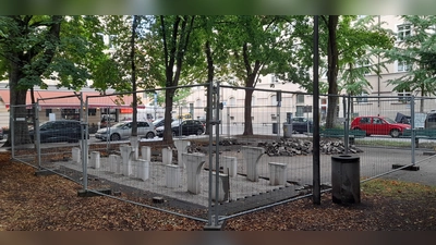 Am Gollierplatz werden derzeit die neuen Tische und Sitze aus Stein aufgestellt. (Foto: kö)