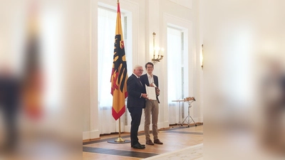Felix Finkbeiner (rechts) bekam von Frank-Walter Steinmeier das Bundesverdienstkreuz überreicht. (Foto: Plant for the Planet)