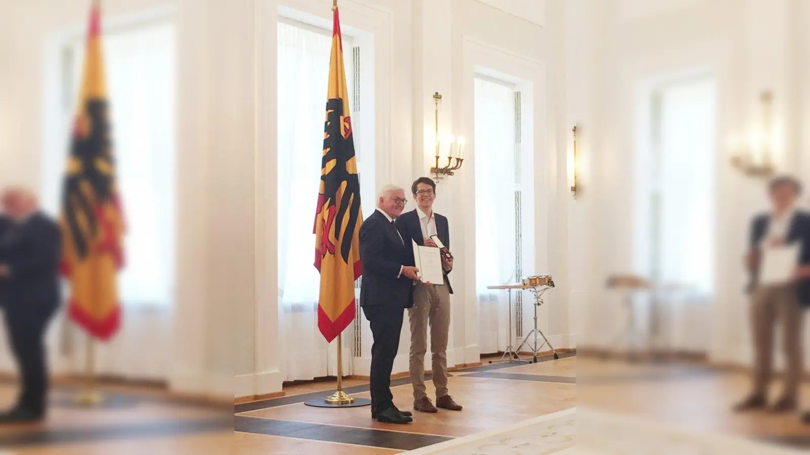 Felix Finkbeiner (rechts) bekam von Frank-Walter Steinmeier das Bundesverdienstkreuz überreicht. (Foto: Plant for the Planet)