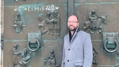 Pfarrer Anton Hagl, Leiter des Pfarrverbandes Harlaching, lädt ein, die Türen des eigenen Herzens für die Weihnachtsbotschaft weit aufzumachen.  (Foto: hw)