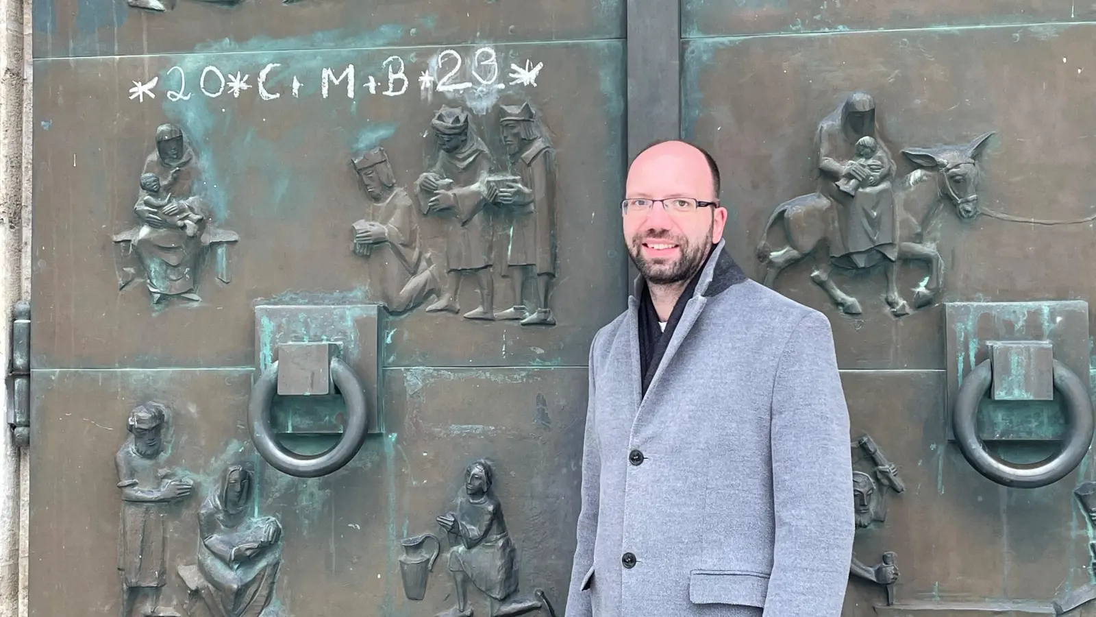 Pfarrer Anton Hagl, Leiter des Pfarrverbandes Harlaching, lädt ein, die Türen des eigenen Herzens für die Weihnachtsbotschaft weit aufzumachen.  (Foto: hw)