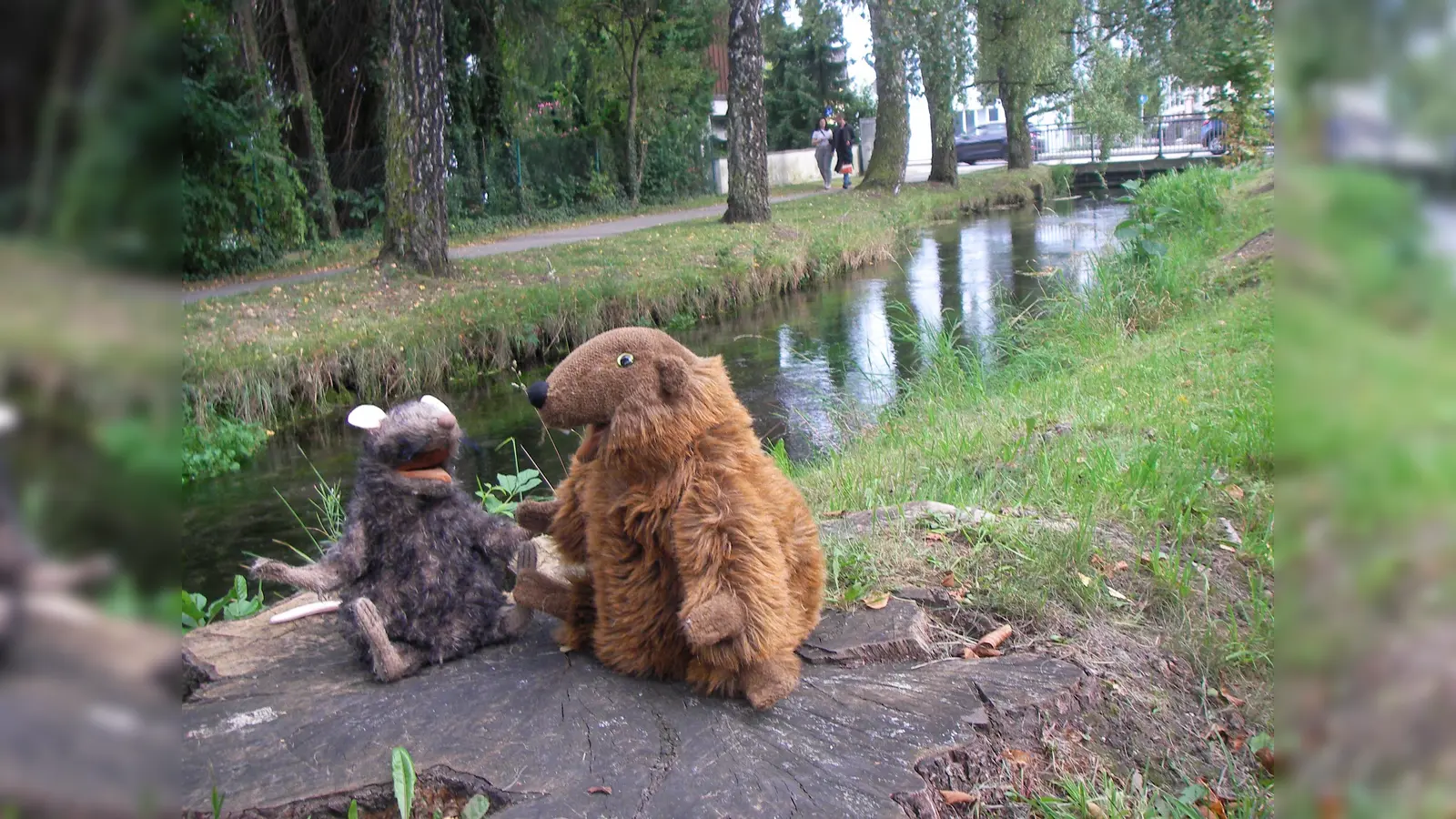 Bach-Ratz und Biber sorgen bei der Hachinger Bach-App für viel Vergnügen bei den Kindern, die hier viel lernen können.  (Foto: Schubert)