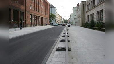 Viel Platz für Fußgänger gibt es in der neu gestalteten Bergmannstraße vor der Bergmannschule und dem Ledigenheim. (Foto: tg)