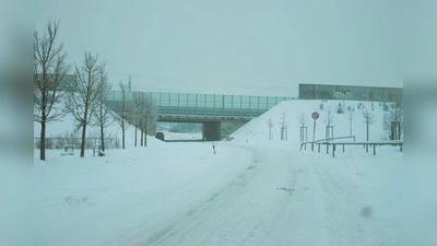 Die Goteboldstraße zwischen Müllerstadelstraße und Autobahn A99. Hier soll im Sommer ein gemeinsamer Geh- und Radweg gebaut werden, damit Radfahrer künftig sicherer zum Langwieder See gelangen. (Foto: sb)