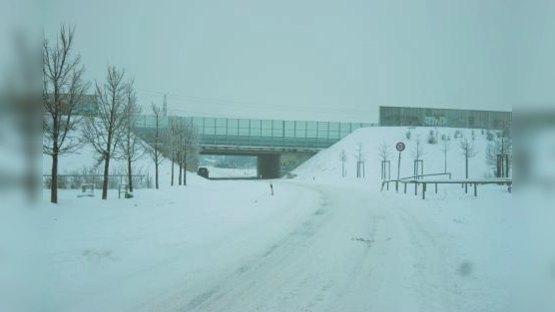 Die Goteboldstraße zwischen Müllerstadelstraße und Autobahn A99. Hier soll im Sommer ein gemeinsamer Geh- und Radweg gebaut werden, damit Radfahrer künftig sicherer zum Langwieder See gelangen. (Foto: sb)