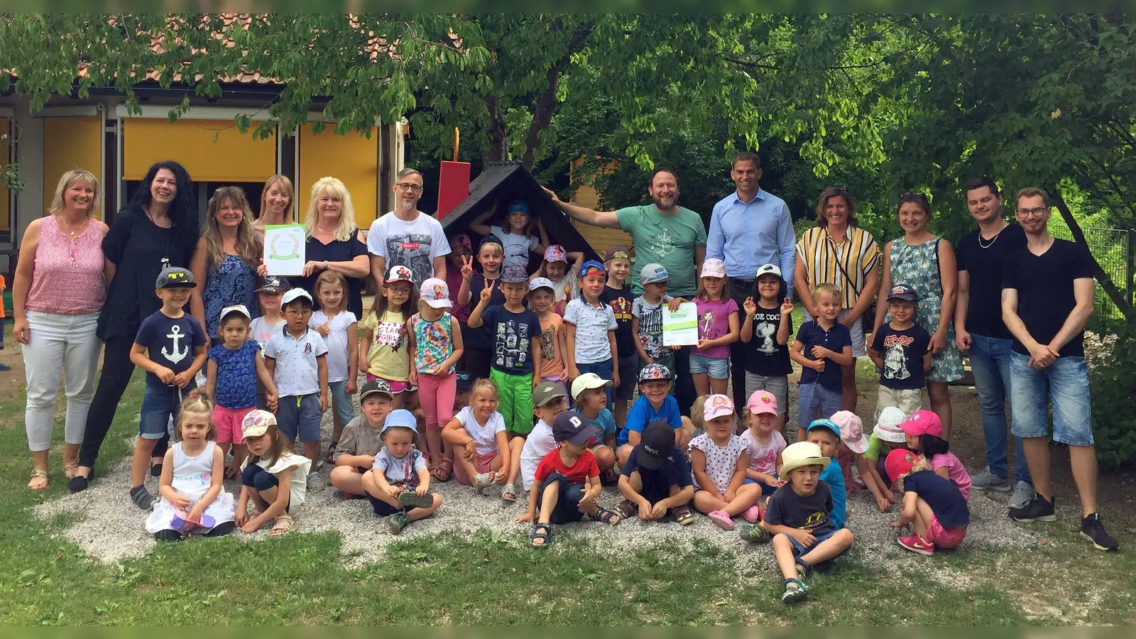 Der Kindergarten Blauland mit Leitung Hilkka Schicker (5.v.l.) freute sich über die Zertifizierung als "Haus der kleinen Forscher" mit Gästen wie Bürgermeister Maximilian Böltl (5.v.r.) und dem Elternbeirat. (Foto: IHK für München und Oberbayern)