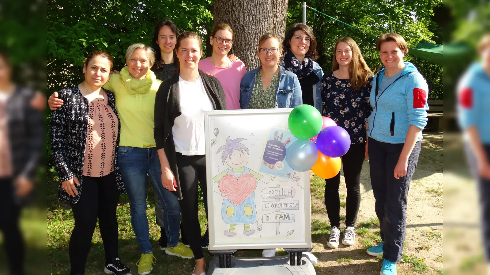 Freuen sich auf die Woche der Familienzentren (v.l.): Sanaa Maree (Ehrenamtliche), Birgit Herweg (Leiterin), Anna Backes, Janine Haberl, Ulrike Wagner, Linda Bayerl (alle Ehrenamtliche), Manuela Nachtigall (Beratung), Jessy Walter (Ehrenamtliche) und Tina Flammensböck (Leiterin). (Foto: tab)