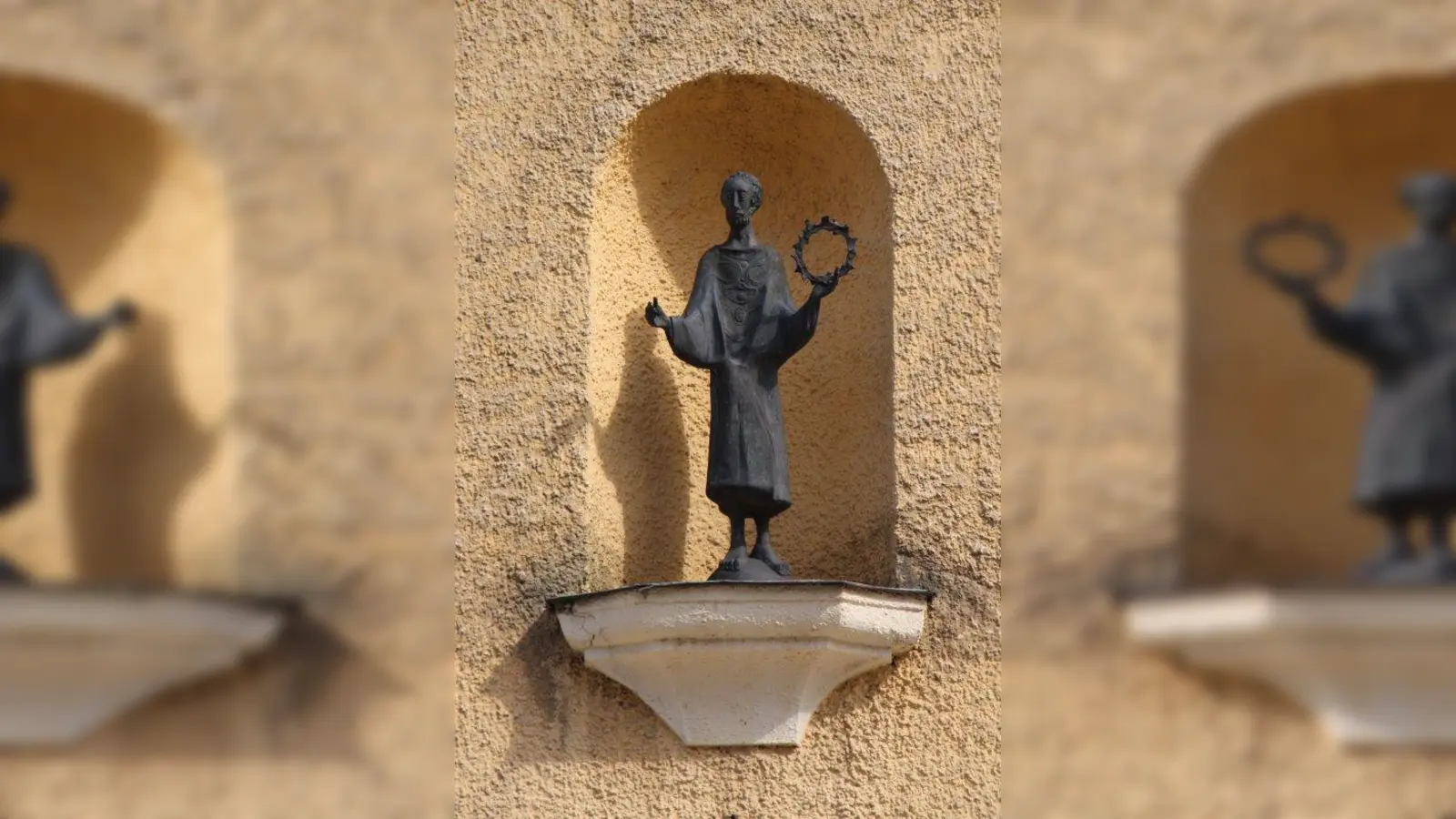 Die Bronzeskulptur des Hl. Arsatius an der Kirchenfassade. (Foto: Jenkin Jones)