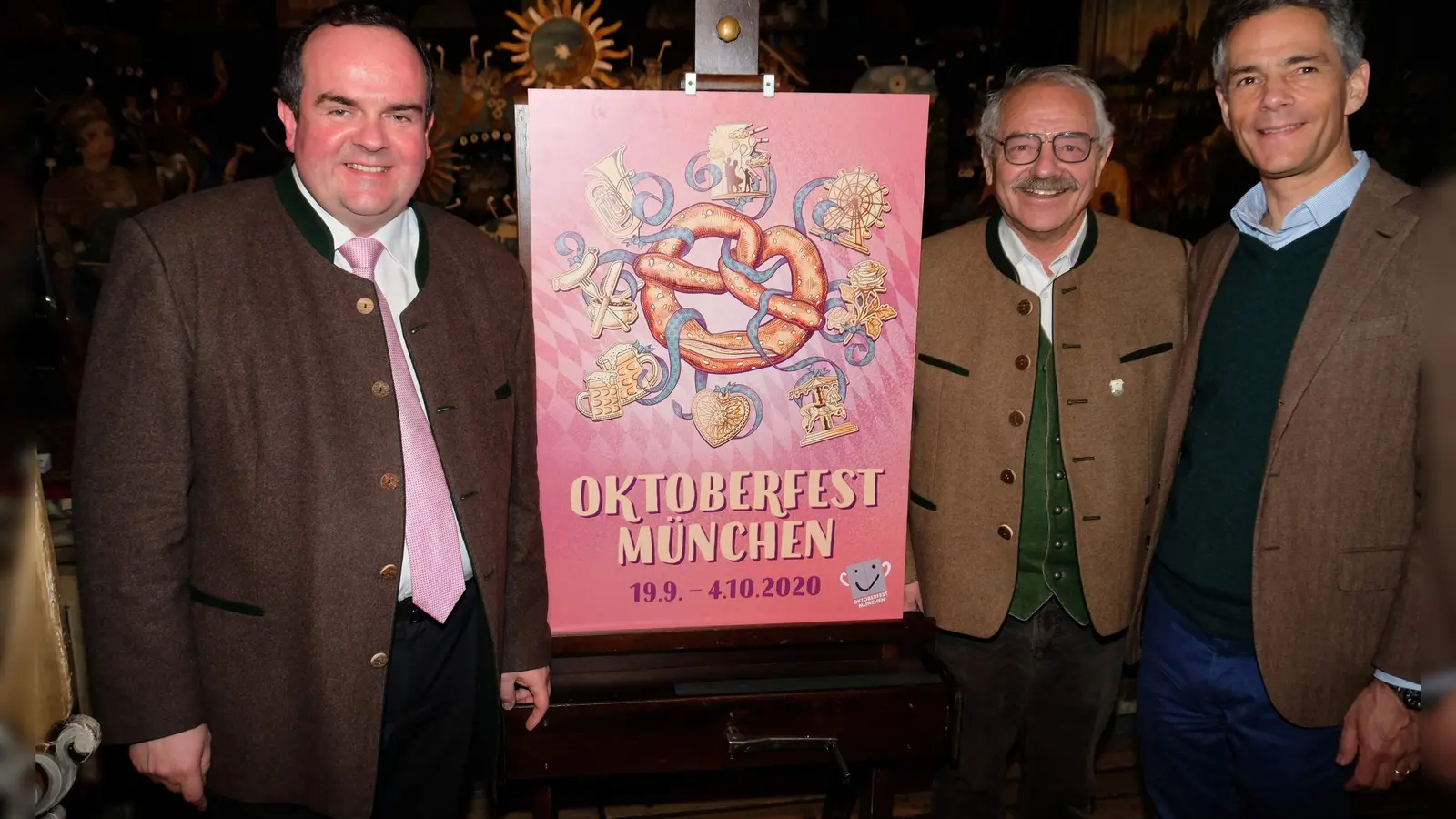 So sieht das neue Wiesnplakat aus. Pink ist es und mit einer Riesnbreze drauf. V.l.n.r.: Clemens Baumgärtner, Otto Seidl, Dr. Lajos Csery. (Foto: Robert Bösl)