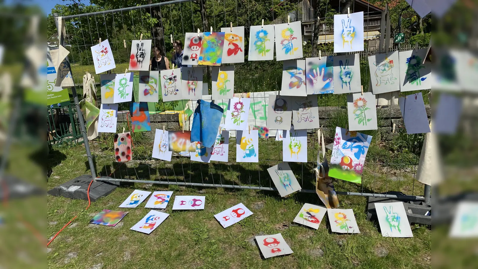 Allerlei Kunstwerke mit verschiedenen Techniken: Am Samstag, 29. April, findet in der Gemeinde Wörthsee ein Kunstaktionstag für Kinder und Jugendliche statt. (Foto: Gemeinde Wörthsee)