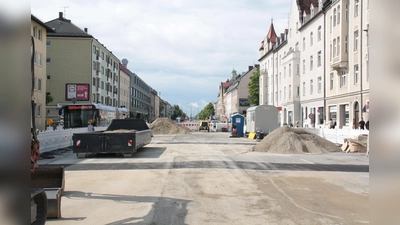 Die Fürstenrieder Straße: Damit schnell gebaut werden kann, wurde ein großes Baufeld zu Lasten des Verkehrs freigemacht. (Foto: job)