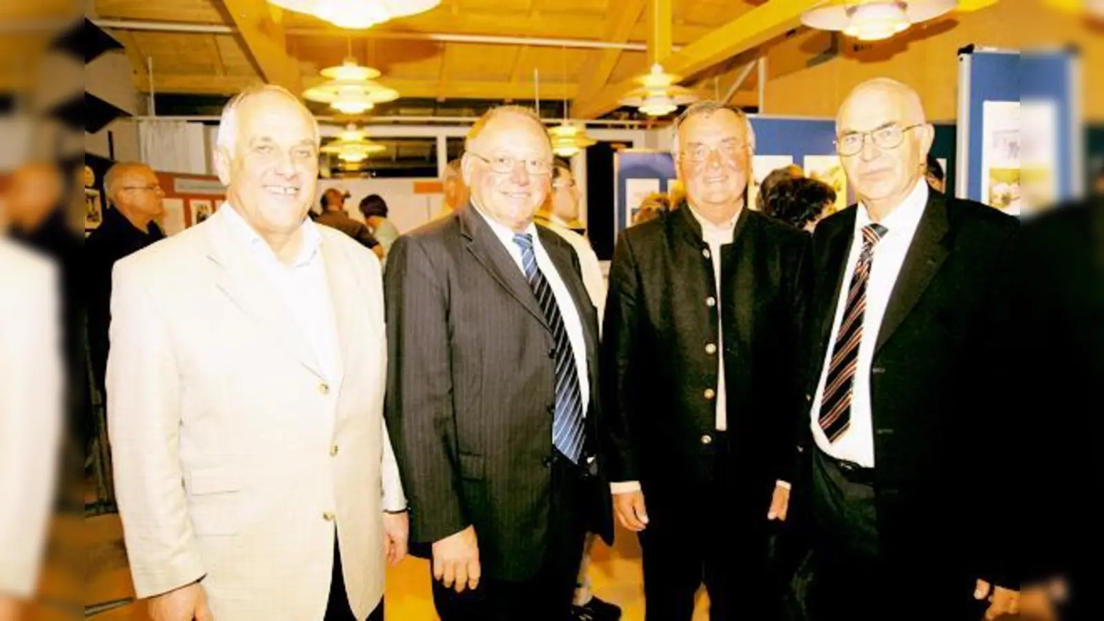 Günther Lammel, Echings Bürgermeister Josef Riemensberger, Zweiter Bürgermeister Hans Hanrieder und Rudolf Goerge (v.li.) hatten viel zu erzählen auf der Jubiläumsfeier.  (Foto: ba)