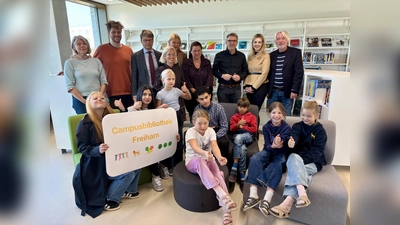 Die Freihamer Schulbibliothek ist eröffnet: Susanne Zitzelsberger, Felix Weuthen, Thomas Schranner, Judith Schneider, Susanne Leogrande, Eva Wobido, Sebastian Pöllmann, Jenna Neumann und Günter Hermeler mit Schülersprechern der vier Schulen. (Foto: Ulrike Seiffert)