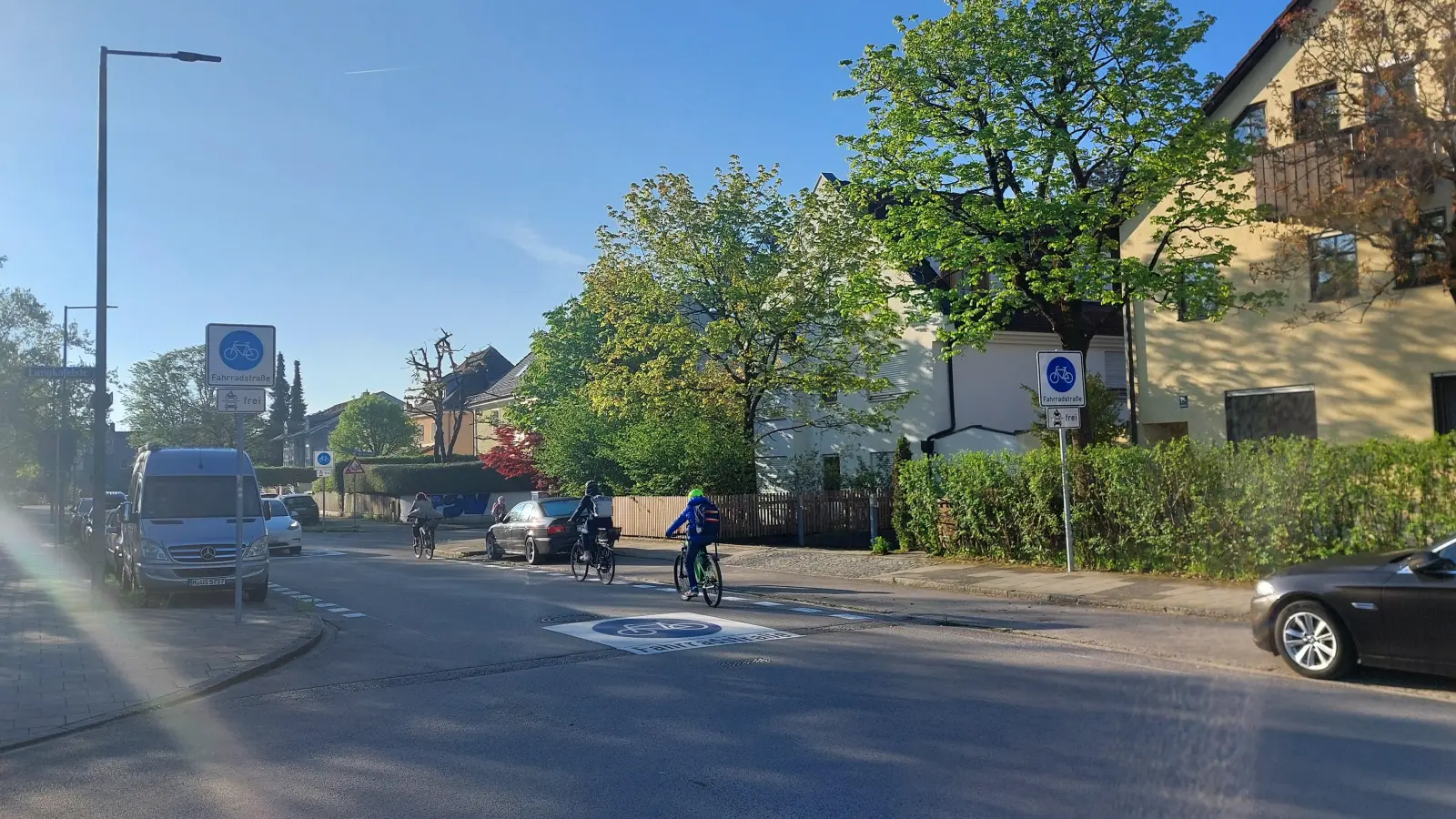Die Hachinger-Bach-Straße ist nun zwischen Langkofelstraße und Großvenedigerstraße eine Fahrradstraße. (Foto: bas)