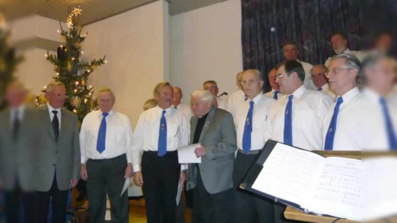 Eduard Huber (links) ehrt hier die langjährigen Sänger des Männergesangvereins Germania Aubing: (von links) Mathias Stanner, Helmut Pfundstein, Otto Preis, Josef Feneberg, Josef Schmid und Erwin Forster. (Foto: pi)