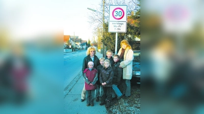 Freuen sich über mehr Sicherheit an der Eversbuschstraße: Gabriele Hartdegen (l.) und Christine Mayer (r.) mit (v.l.) Lisi (7), Florian (8), Daniela (8), Dennis (8) und Sebastian (9) aus der Eversbusch-Grundschule. (Foto: ls)