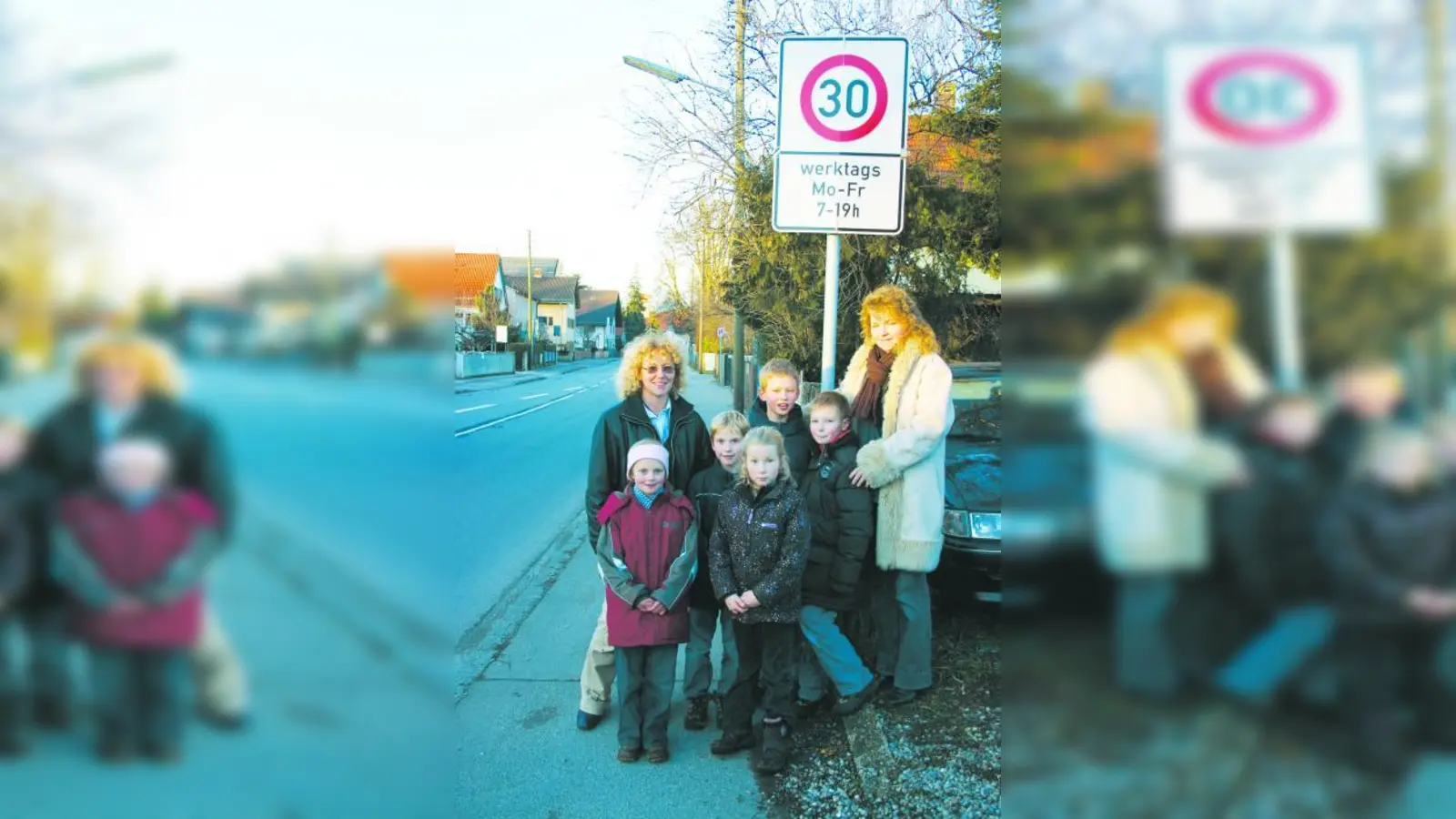 Freuen sich über mehr Sicherheit an der Eversbuschstraße: Gabriele Hartdegen (l.) und Christine Mayer (r.) mit (v.l.) Lisi (7), Florian (8), Daniela (8), Dennis (8) und Sebastian (9) aus der Eversbusch-Grundschule. (Foto: ls)