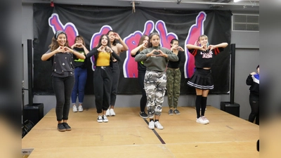 Die meisten der Show-Acts auf der Bühne des Day of the Girl* bestreiten die Mädchen aus dem Jugendtreff am Biederstein mit Afro-Dance, HipHop, Breakdance und K-Pop. Sie singen, rappen und tanzen am 11. Oktober für ihre Rechte - und für Gleichberechtigung (Foto:  JT Biederstein/KJR)