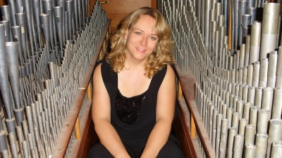 Die gebürtige Münchnerin Anne Horsch spielt auf der Eule-Orgel in der Himmelfahrtskirche. (Foto: privat)