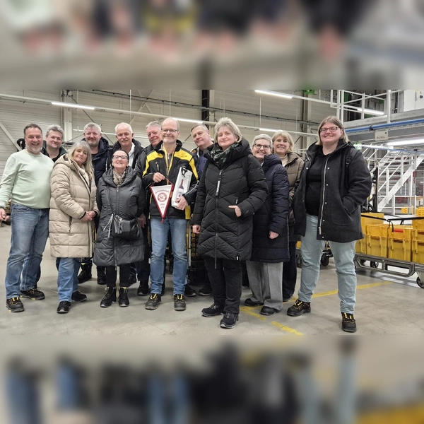 Die Delegation der Upfer Buam und Madl im Briefzentrum Germering. (Foto: SC)