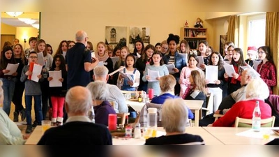 Der Chor der Mittelschule Altenerding bei seinem Auftritt im Pichelmayrs-Seniorenzentrum.  (Foto: VA)