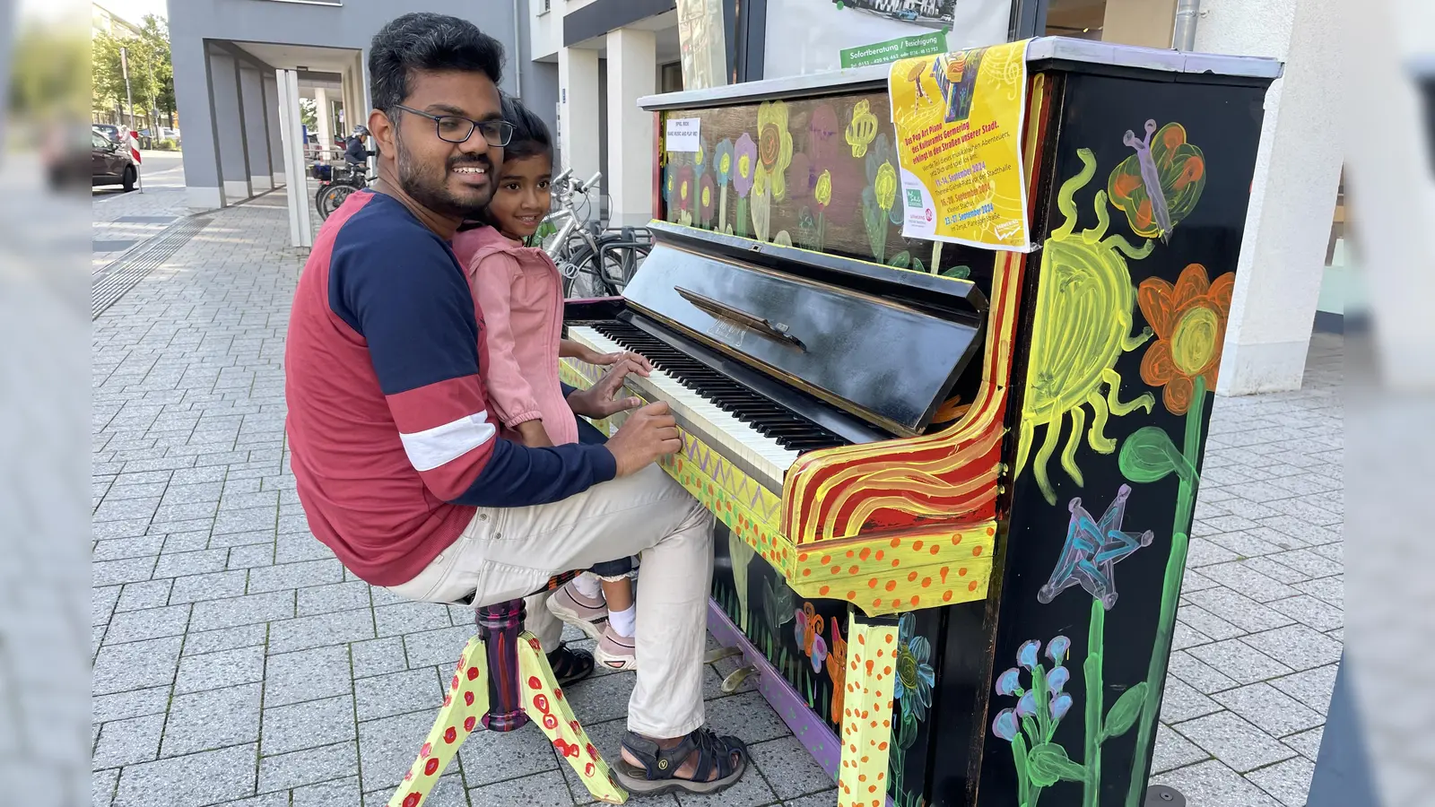 Vater und Tochter freuen sich über die Gelegenheit das Klavier auszuprobieren. (Foto: pst)