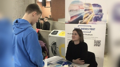 Kilian Lehner (Klasse 9 c) informierte sich am Berufsinformationstag der <br>Carl-von-Linde-Realschule u. a. am Stand von Knorr-Bremse.<br> (Foto: CvL-Realschule / Steffen Paszkowski)