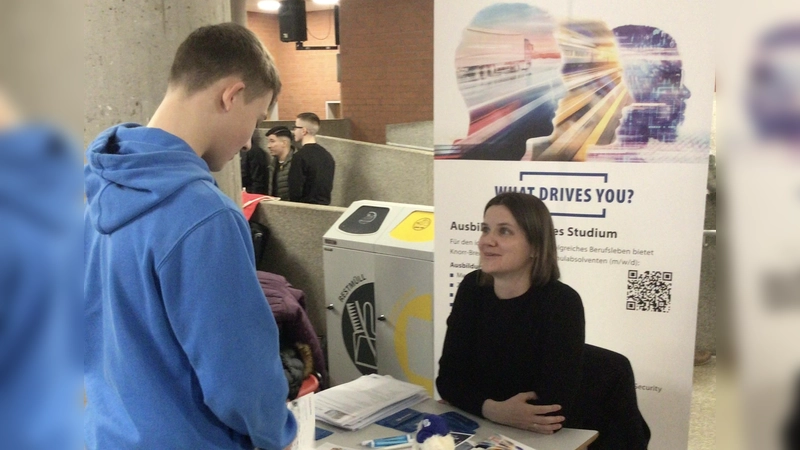 Kilian Lehner (Klasse 9 c) informierte sich am Berufsinformationstag der <br>Carl-von-Linde-Realschule u. a. am Stand von Knorr-Bremse.<br> (Foto: CvL-Realschule / Steffen Paszkowski)