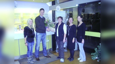 Lockschuppen-Inhaber Harald Horn (2.v.l.) und sein team verabschiedeten sich von Mitarbeiterin Doris Maier-Morris (M.) mit einem Blumenstrauß und dankten ihr für ihre langjährige Arbeit. (Foto: cs)
