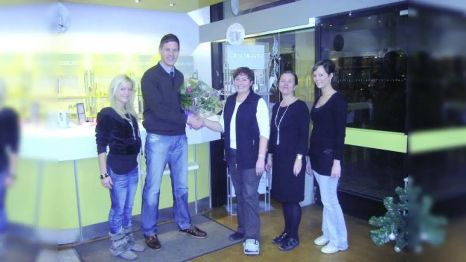 Lockschuppen-Inhaber Harald Horn (2.v.l.) und sein team verabschiedeten sich von Mitarbeiterin Doris Maier-Morris (M.) mit einem Blumenstrauß und dankten ihr für ihre langjährige Arbeit. (Foto: cs)