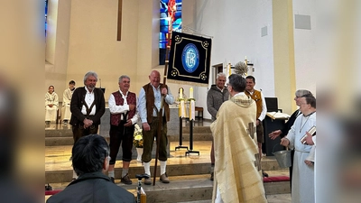 In der Pfarrkirche Maria Patrona Bavariae wurde die Standarte des FC Phönix geweiht. (Foto: © FC Phönix Schleißheim )
