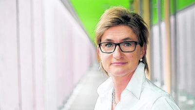 Simone Fleischmann ist Präsidentin des BLLV. „Es kann nicht sein, dass die Schulen alle Verantwortung tragen – insbesondere dafür, den Karren immer wieder aus dem Dreck zu ziehen”, findet sie. (Foto: BLLV)
