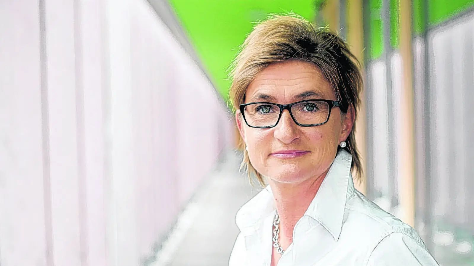 Simone Fleischmann ist Präsidentin des BLLV. „Es kann nicht sein, dass die Schulen alle Verantwortung tragen – insbesondere dafür, den Karren immer wieder aus dem Dreck zu ziehen”, findet sie. (Foto: BLLV)