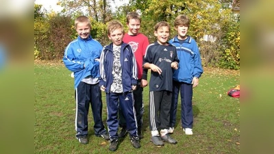 Über ein paar neue Mitspieler würden sich diese fünf fußballbegeisterten Jungs sehr freuen. (Foto: pi)
