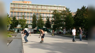 Die Anlage auf dem Georg-Freundorfer-Platz ist bei allen Skatern beliebt. Nun drohen Nachbarn mit Klage. Sie fühlen sich vom entstehenden Fahrlärm belästigt. (Foto: tg)