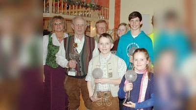 Zu den tollen Leistungen gratulierte auch Lengdorfs Bürgermeisterin Gerlinde Sigl (li.) und Ehrenvorsitzender Ulrich Holnburger (3.v.li.).  (Foto: Verein)