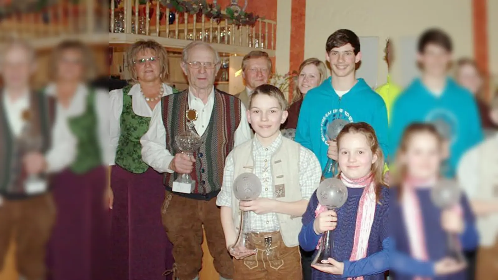 Zu den tollen Leistungen gratulierte auch Lengdorfs Bürgermeisterin Gerlinde Sigl (li.) und Ehrenvorsitzender Ulrich Holnburger (3.v.li.).  (Foto: Verein)