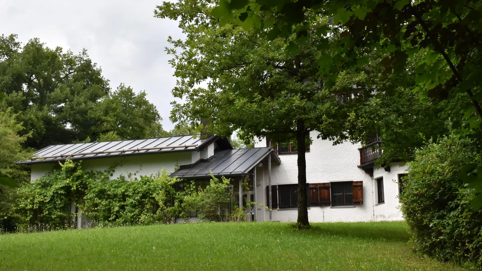 Bislang konnten Spaziergänger nur über den Zaun zur Albersvilla spähen. In Zukunft soll's mehr zu sehen geben. (Foto: Susanne Hauck)