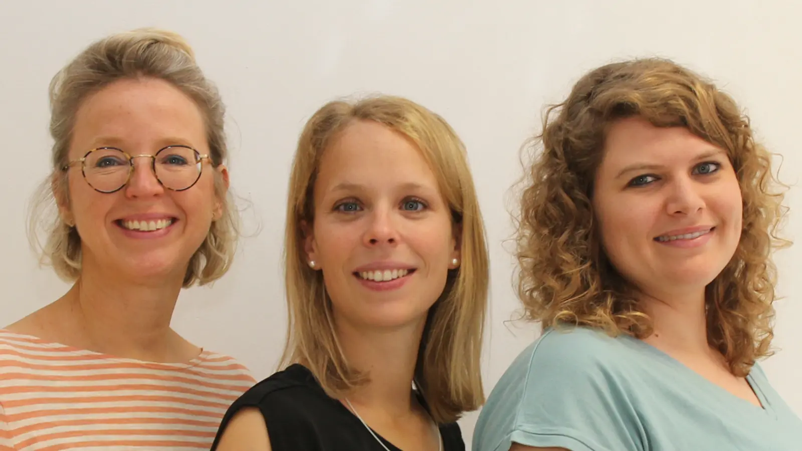 Helfen mit, für eine sichere Wiesn zu sorgen (v.l.): Kristina Gottlöber (IMMA e.V.), Lisa Löffler (Frauennotruf) und Manuela Soller (AMYNA e.V.). (F: Sichere Wiesn)