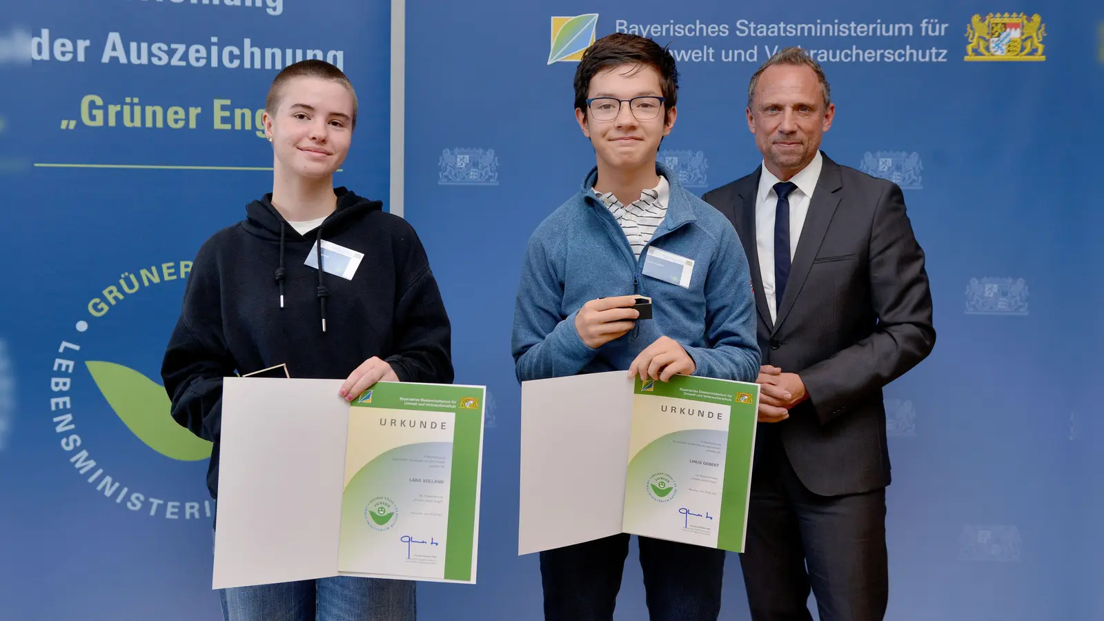 Lara Volland (li.) und Linus Gebert nehmen den Preis von Umweltminister Thorsten Glauber entgegen.  (Foto: Max-Born-Gymnasium)