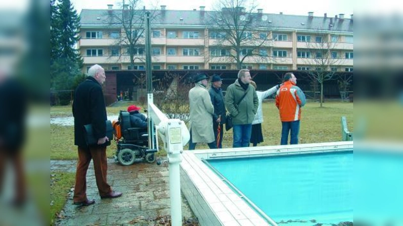 Ob das Schwimmbecken einer zukünftigen Nutzung zugeführt werden kann, ist ungewiss - es ist für Nichtschwimmer seiner Tiefe wegen ungeeignet und trotz Einstieghilfe für Rollstuhlfahrer schwer zugänglich. (Foto: bb)