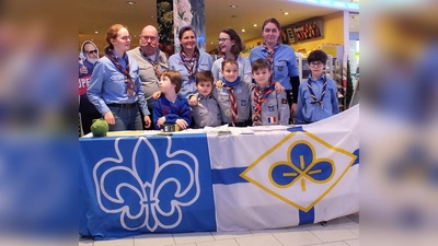 Der Tisch ist aufgebaut, wenige Minuten später begann die Sammelaktion. Viele Supermarktkunden unterstützten die Pfadfinder bei ihrer Sammelaktion. (Foto: Carsten Clever-Rott)