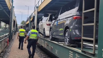 Aufgebrochene Fahrzeuge auf einem Autozug beschäftigten die Bundespolizei. (Symbolbild: Bundespolizei)