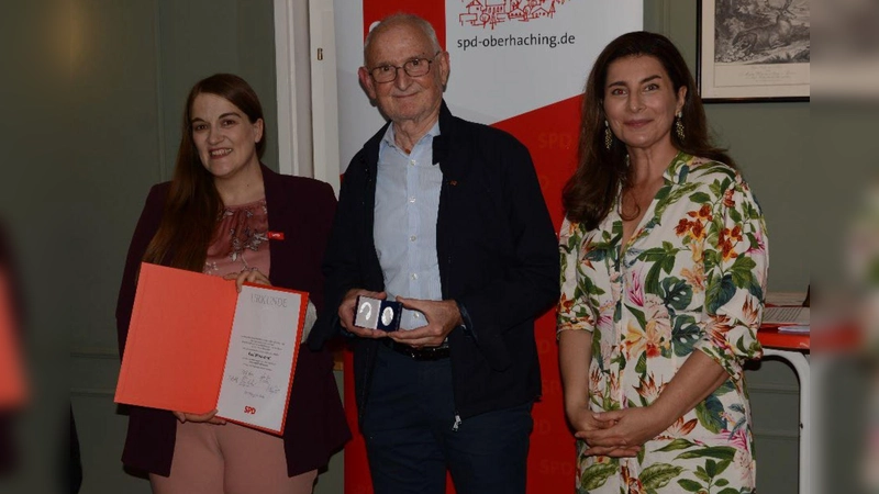 SPD-Landesvorsitzende Ronja Endres und Taufkirchens SPD-Vorsitzende Naciye Özsu (rechts) zeichneten Axel Marwardt aus. (Foto: Baris Ersungur)