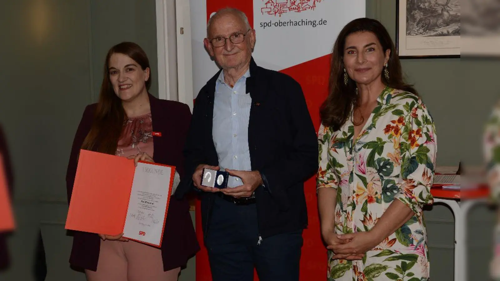 SPD-Landesvorsitzende Ronja Endres und Taufkirchens SPD-Vorsitzende Naciye Özsu (rechts) zeichneten Axel Marwardt aus. (Foto: Baris Ersungur)