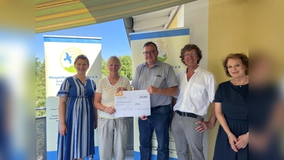 Bei der Scheckübergabe für den Hospizkreis: (v.l.): Magdalena Eham, Ursula Mayer, Dr. Markus Hardi, Gerhard Juse und Martina Neldel.<br> (Foto: Monica Bauer)