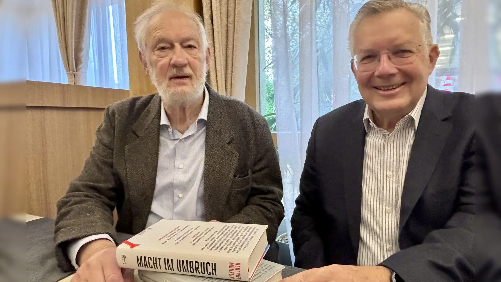 Klaus Stadler und Ulrich Rosenbaum (v.l.) präsentierten das neue Programm der Literarischen Gesellschaft. (Foto: Ulrike Seiffert)
