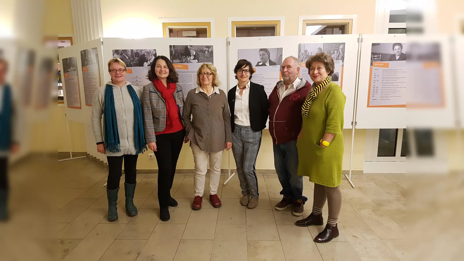 Carmen Stahl (Leiterin der Volkshochschule, 2. v. links und Carmen Kappeler-König (Leiterin der Gemeindebücherei) freuten sich über den gemeinsamen Erfolg und kündigten an, bereits im Mai die Zusammenarbeit mit einer weiteren Lesung fortzusetzen. (Foto: vhs olm)
