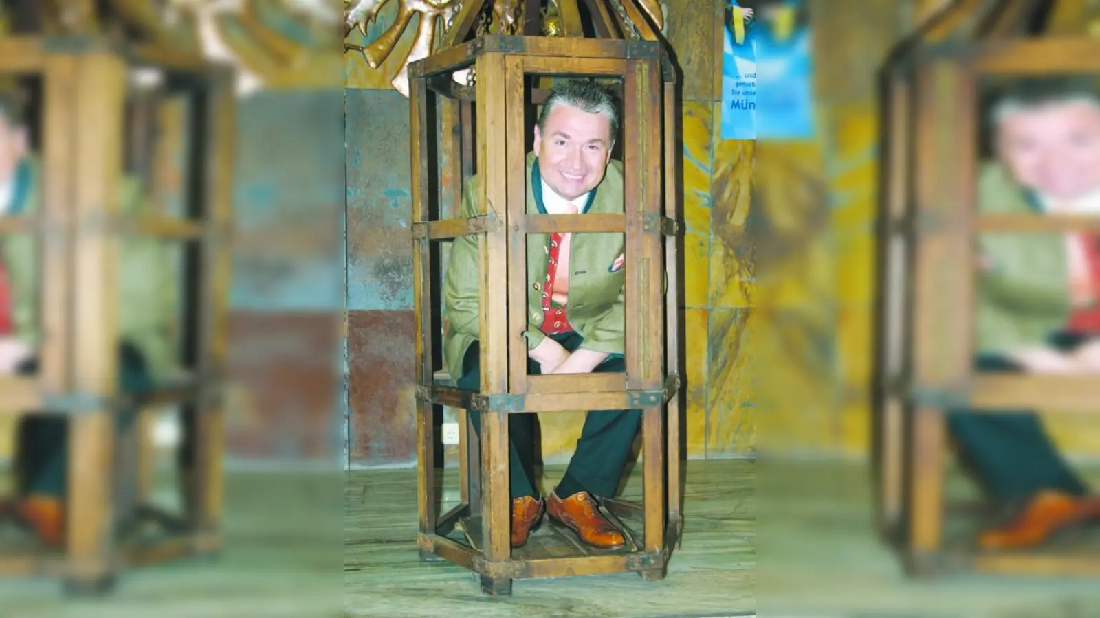 Früher wurden Bäcker bei Vergehen gegen Gewicht oder Preis in einem Käfig in einen Brunnen oder Fluss getaucht. Heinz Hoffmann hat gut lachen: Er musste sich nur fürs Foto in den so genannten „Bäckergalgen” setzen... (Foto: ls)